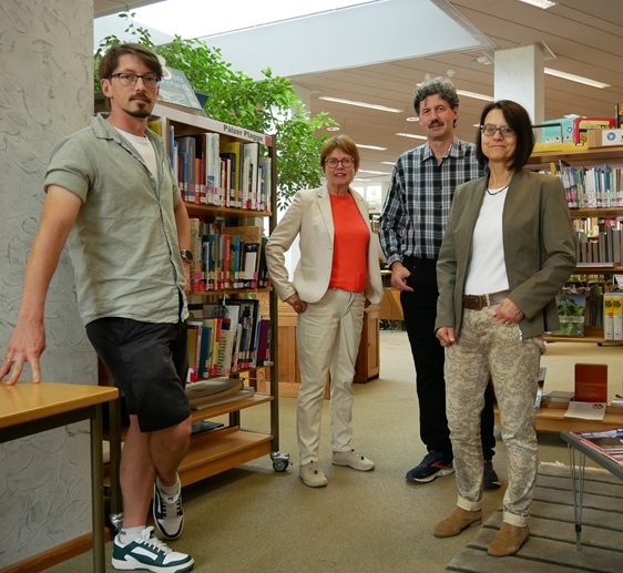 Kassenwart Herr Striehl, erste Vorsitzende Frau Flesch, Schriftführer Herr Herzer sowie zweite Vorsitzende Frau Germann stehen in der Bibliothek